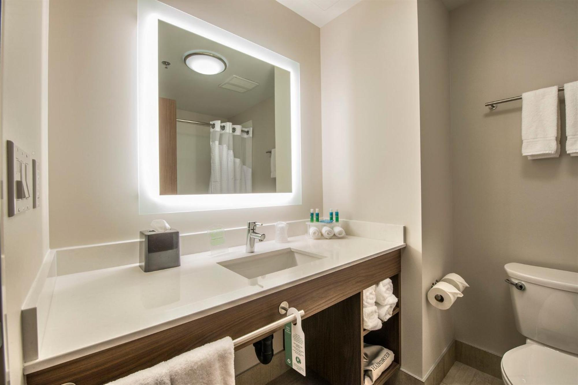 Holiday Inn Express & Suites Victoria-Colwood By Ihg Лангфорд Экстерьер фото