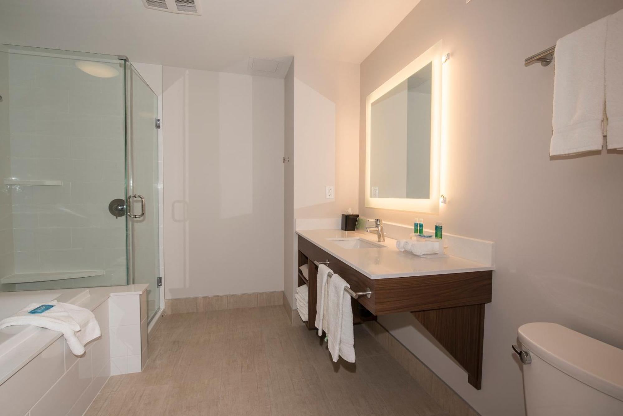 Holiday Inn Express & Suites Victoria-Colwood By Ihg Лангфорд Экстерьер фото